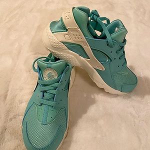 Nike- Youth Huarache Run shoe -Size 3Y